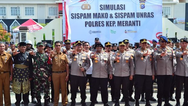 Simulasi pengamanan markas komando dan unjuk rasa di Polres Kepulauan Meranti. Simulasi pengamanan markas komando dan unjuk rasa di Polres Kepulauan Meranti, Senin (27/10/2025).