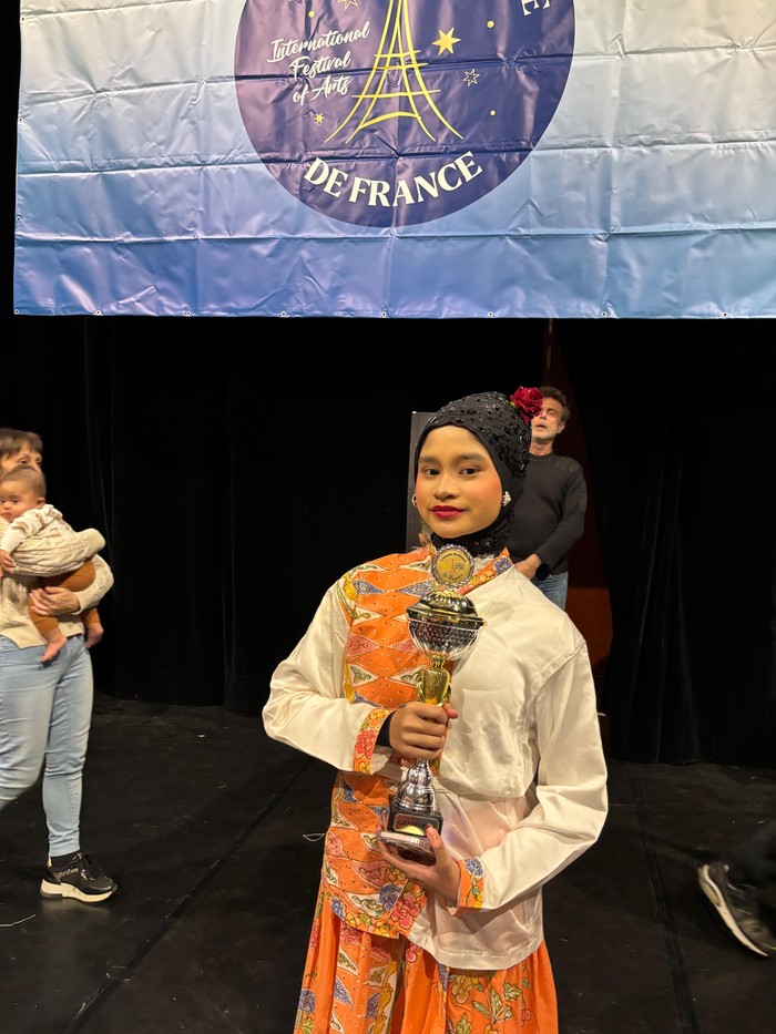 SMP Labschool Ciracas Raih Grand Prix di Paris SMP Labschool Ciracas Raih Grand Prix di Paris