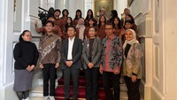 Kedubes RI di Paris mengapresiasi pencapaian ini. Siswa-siswi SMP Labschool Ciracas berfoto bersama Atase Pendikan dan Kebudayaan KBRI Paris Dr Luh Anik Mayani dan Pejabat Fungsi Protokol dan Konsuler KBRI Paris Aries Asriadi. Foto: (Dokumentasi SMP Labschool Ciracas)