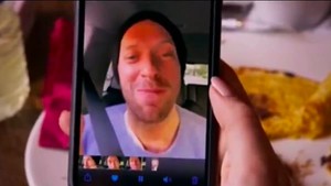 Chris Martin jadi single setelah putus dari Dakota Johnson, dan langsung jadi rebutan gosip cinta. Foto: Dok. Cup of Joe/Quibi Chris Martin jadi single setelah putus dari Dakota Johnson, dan langsung jadi rebutan gosip cinta. Foto: Dok. Cup of Joe/Quibi