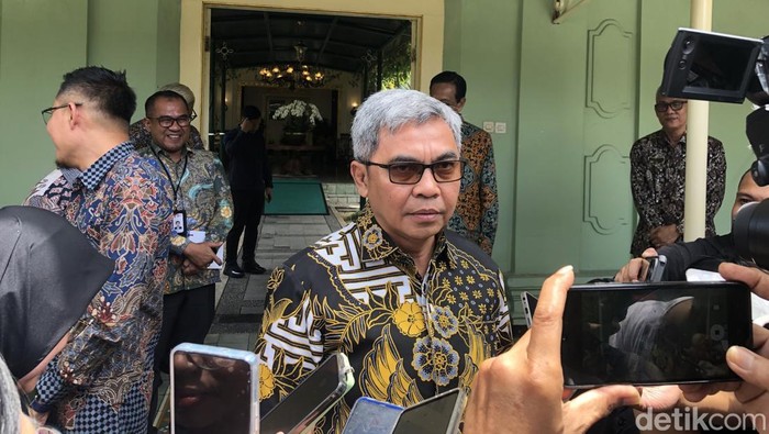 Stadion Mandala Krida Ketua KPK Setyo Budiyanto usai pertemuan dengan Gubernur DIY Sri Sultan Hamengku Buwono X di Kompleks Kepatihan, Kota Jogja, Selasa (28/10/2025).