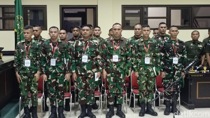 Suasana di ruang sidang dan ayah Almarhum Prada Lucky Namo, Serma Chrestian Namo yang diwawancarai terpisah, Selasa (28/10/2025). (Simon Selly/detikBali) Suasana di ruang sidang dan ayah Almarhum Prada Lucky Namo, Serma Chrestian Namo yang diwawancarai terpisah, Selasa (28/10/2025). (Simon Selly/detikBali)