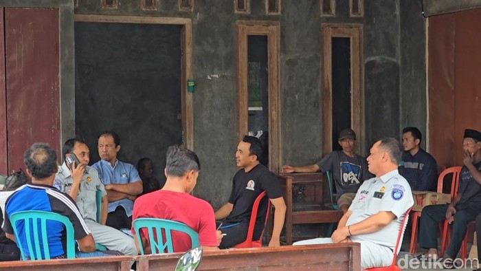 4 Orang Sekeluarga Korban Tabrak Lari di Sragen Dimakamkan Berdampingan