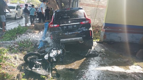 Suasana usai tabrakan maut antara mobil Suzuki XL7 dan motor Scoopy di Jalan Raya Tanjung, Lombok Utara, Selasa (28/10/2025). (Dok. Polres Lombok Utara)