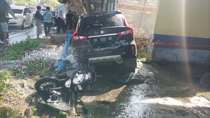 Suasana usai tabrakan maut antara mobil Suzuki XL7 dan motor Scoopy di Jalan Raya Tanjung, Lombok Utara, Selasa (28/10/2025). (Dok. Polres Lombok Utara) Suasana usai tabrakan maut antara mobil Suzuki XL7 dan motor Scoopy di Jalan Raya Tanjung, Lombok Utara, Selasa (28/10/2025). (Dok. Polres Lombok Utara)
