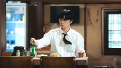 Potret Park Seo Joon Perankan Cowok Gamon di Drakor Surely Tomorrow