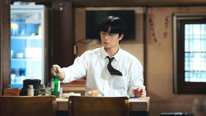 Lee Gyeong Do bertemu cinta pertamanya, Seo Ji Woo (diperankan Won Ji An), saat dia berusia 20 tahun. Takdir mempertemukan mereka lagi setelah Lee Gyeong Do kini 28 tahun. (Foto: dok. JTBC)