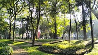 Taman Menteng Bintaro pastinya menyediakan area buat kamu yang pengen olahraga di pagi atau sore hari saat tidak terlalu terik. Salah satunya jogging track yang dikelilingi pohon rindang sehingga lingkungan terasa lebih teduh (dok. Qonita Hamidah/detik travel) Taman Menteng Bintaro pastinya menyediakan area buat kamu yang pengen olahraga di pagi atau sore hari saat tidak terlalu terik. Salah satunya jogging track yang dikelilingi pohon rindang sehingga lingkungan terasa lebih teduh (dok. Qonita Hamidah/detik travel)
