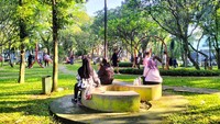 Banyak tempat duduk tersedia di Taman Menteng Bintaro, pengunjung bisa pilih yang mana saja sesuai keinginan. Tempat duduk melingkar ini jadi spot seru untuk ngobrol bareng, berbagi bekel piknik, atau neduh di rimbunnya pepohonan (dok. Qonita Hamidah/detik travel) Banyak tempat duduk tersedia di Taman Menteng Bintaro, pengunjung bisa pilih yang mana saja sesuai keinginan. Tempat duduk melingkar ini jadi spot seru untuk ngobrol bareng, berbagi bekel piknik, atau neduh di rimbunnya pepohonan (dok. Qonita Hamidah/detik travel)