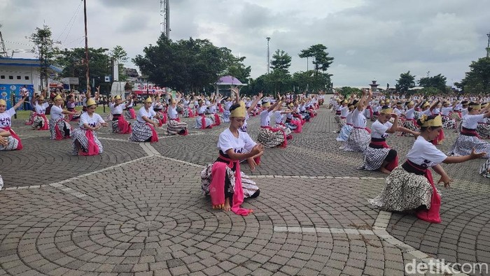 Tari kolosal Jaipong Galuh Rahayu meriahkan Hari Sumpah Pemuda di Ciamis. Tari kolosal Jaipong Galuh Rahayu meriahkan Hari Sumpah Pemuda di Ciamis.