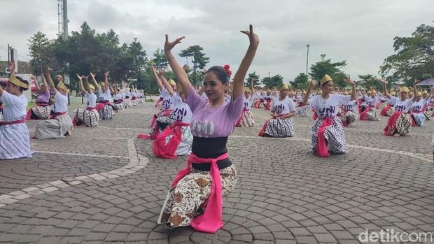 Tari kolosal Jaipong Galuh Rahayu meriahkan Hari Sumpah Pemuda di Ciamis. Tari kolosal Jaipong Galuh Rahayu meriahkan Hari Sumpah Pemuda di Ciamis.