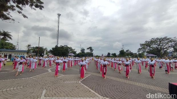 Tari kolosal Jaipong Galuh Rahayu meriahkan Hari Sumpah Pemuda di Ciamis. Tari kolosal Jaipong Galuh Rahayu meriahkan Hari Sumpah Pemuda di Ciamis.