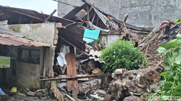 Tebing penahan tanah di Bogor longsor. (Sholihin/detikcom) Tebing penahan tanah di Bogor longsor. (Sholihin/detikcom)