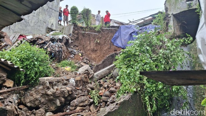 Tebing penahan tanah di Bogor longsor. (Sholihin/detikcom) Tebing penahan tanah di Bogor longsor. (Sholihin/detikcom)