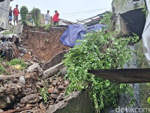 Horor Tebing Longsor hingga Bikin Rumah Porak-poranda di Bogor