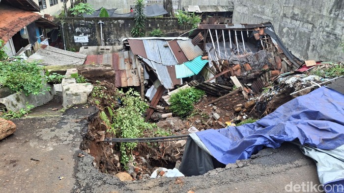 Tebing setinggi 10 meter longsor imbas hujan deras dan membanjiri 12 rumah di Bondongan, Kota Bogor. Warga histeris ketika peristiwa terjadi. (M Sholihin/detikcom) Tebing setinggi 10 meter longsor imbas hujan deras dan membanjiri 12 rumah di Bondongan, Kota Bogor. Warga histeris ketika peristiwa terjadi. (M Sholihin/detikcom)