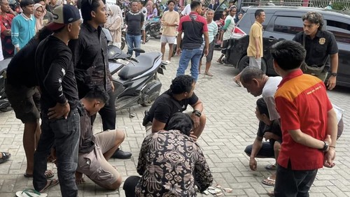 Anggota TNI inisial A, (celana pendek menunduk) yang ditangkap polisi karena diduga terlibat peredaran sabu di Kota Bima, NTB, Senin, (27/10/2025).