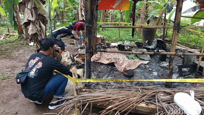 Tim Inafis Polresta Magelang memeriksa korban tewas terbakar di Dusun Sampang, Desa Gondangrejo, Windusari, Magelang, Selasa (28/10/2025). Tim Inafis Polresta Magelang memeriksa korban tewas terbakar di Dusun Sampang, Desa Gondangrejo, Windusari, Magelang, Selasa (28/10/2025).