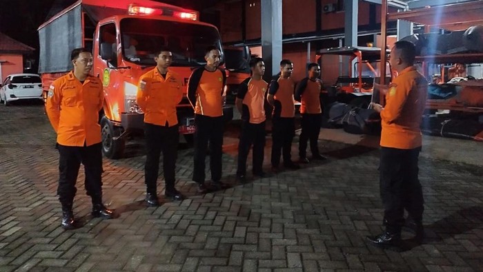 Tim SAR bersiap melakukan pencarian balita jatuh dari kapal di Pangkep. Tim SAR bersiap melakukan pencarian balita jatuh dari kapal di Pangkep.