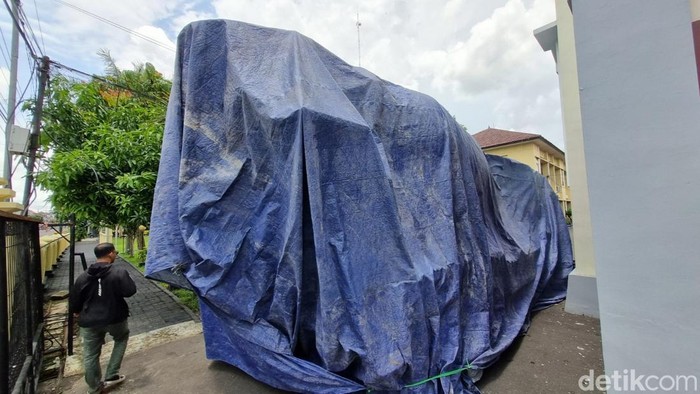 Truk molen yang tertutup terpal warna biru saat berada di Polres Gunungkidul, Selasa (28/10/2025).