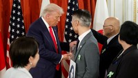 Presiden AS Donald Trump dan Perdana Menteri Jepang Sanae Takaichi saat bertemu dengan keluarga warga negara Jepang yang diculik Korea Utara di wisma tamu negara Istana Akasaka di Tokyo, Jepang, Selasa (28/10/2025). REUTERS/Kiyoshi Ota Presiden AS Donald Trump dan Perdana Menteri Jepang Sanae Takaichi saat bertemu dengan keluarga warga negara Jepang yang diculik Korea Utara di wisma tamu negara Istana Akasaka di Tokyo, Jepang, Selasa (28/10/2025). REUTERS/Kiyoshi Ota