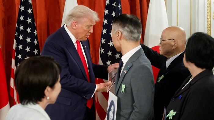 Trump di Jepang, Bahas Penguatan Aliansi hingga Isu Penculikan Warga Presiden Amerika Serikat Donald Trump melakukan kunjungan ke Jepang dan bertemu Perdana Menteri Sanae Takaichi di Wisma Tamu Negara Istana Akasaka, Tokyo, Selasa (28/10/2025). Kehadiran Trump ke Negeri Sakura ini menjadi salah satu agenda penting dalam upaya memperkuat hubungan strategis kedua negara di kawasan Indo-Pasifik.