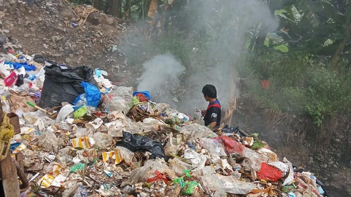 Tumpukan limbah beracun di lereng kecil Desa Kampung Sawah, Kecamatan Rumpin, Bogor Tumpukan limbah beracun di lereng kecil Desa Kampung Sawah, Kecamatan Rumpin, Bogor