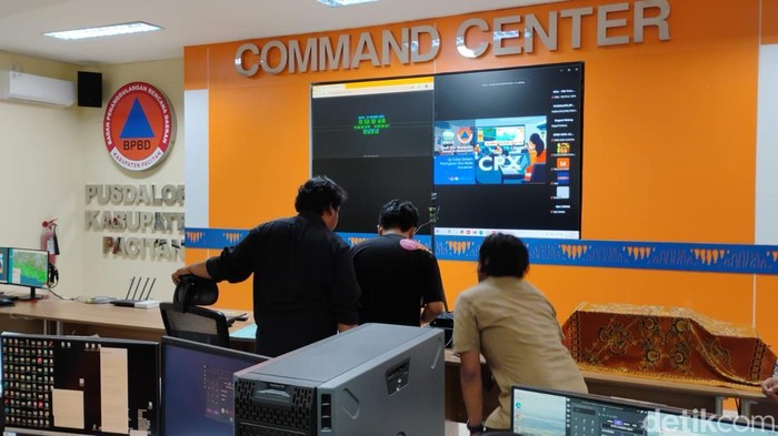 Uji coba peringatan dini tsunami dari BNPB di BPBD Pacitan. Uji coba peringatan dini tsunami dari BNPB di BPBD Pacitan.