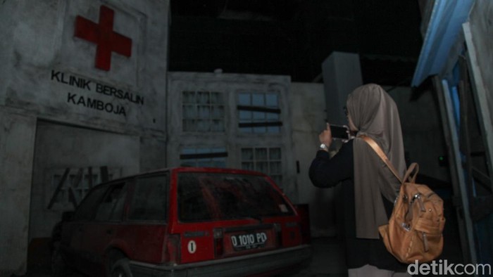 Trans Studio Cibubur menghadirkan wahana Klinik Kamboja dari Film Tumbal Darah. Siap-siap uji nyali di wahana horror ini, Selasa (28/10/2025).