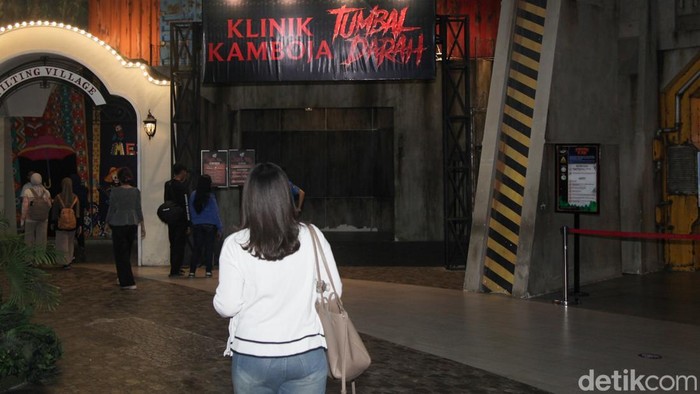 Trans Studio Cibubur menghadirkan wahana Klinik Kamboja dari Film Tumbal Darah. Siap-siap uji nyali di wahana horror ini, Selasa (28/10/2025).