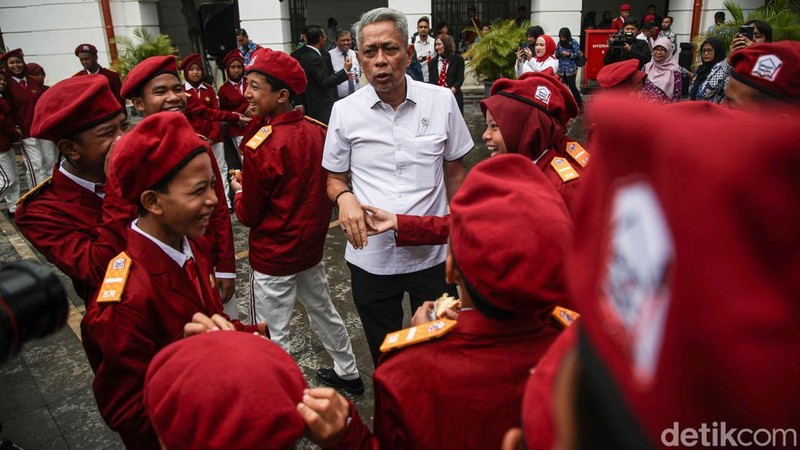 Upacara Penuh Makna Hidupkan Kembali Semangat Sumpah Pemuda Menteri Sosial Saifullah Yusuf dan Wakil Menteri Sosial Agus Jabo menghadiri upacara sumpah pemuda di Museum Bank Indonesia, Jakarta, Selasa (28/10/2025).