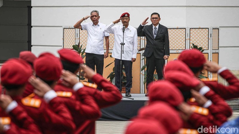 Upacara Penuh Makna Hidupkan Kembali Semangat Sumpah Pemuda Menteri Sosial Saifullah Yusuf dan Wakil Menteri Sosial Agus Jabo menghadiri upacara sumpah pemuda di Museum Bank Indonesia, Jakarta, Selasa (28/10/2025).