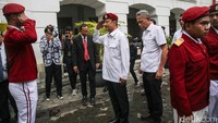 Menteri Sosial Saifullah Yusuf dan Wakil Menteri Sosial Agus Jabo menghadiri upacara sumpah pemuda di Museum Bank Indonesia, Jakarta, Selasa (28/10/2025).