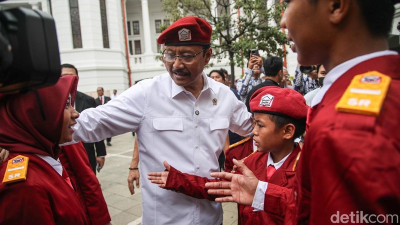 Upacara Penuh Makna Hidupkan Kembali Semangat Sumpah Pemuda Menteri Sosial Saifullah Yusuf dan Wakil Menteri Sosial Agus Jabo menghadiri upacara sumpah pemuda di Museum Bank Indonesia, Jakarta, Selasa (28/10/2025).