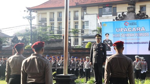 Upacara peringatan Hari Sumpah Pemuda di Mapolda Bali, Senin (28/10/2025). Dirsamapta Polda Bali, Kombes Ronny Lumban Gaol, menjadi inspektur pada upacara tersebut. (Dok. Polda Bali)