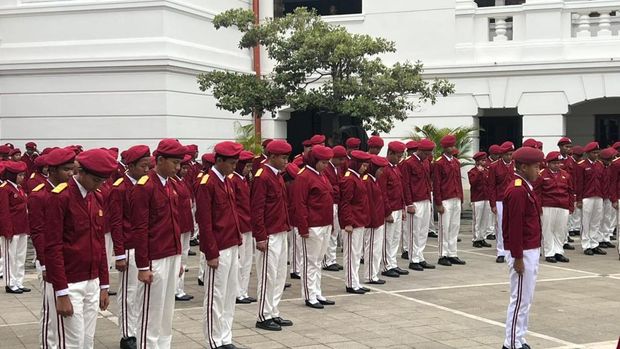 Upacara peringatan Sumpah Pemuda yang diikuti siswa sekolah rakyat (Adhfar/detikcom) Upacara peringatan Sumpah Pemuda yang diikuti siswa sekolah rakyat (Adhfar/detikcom)