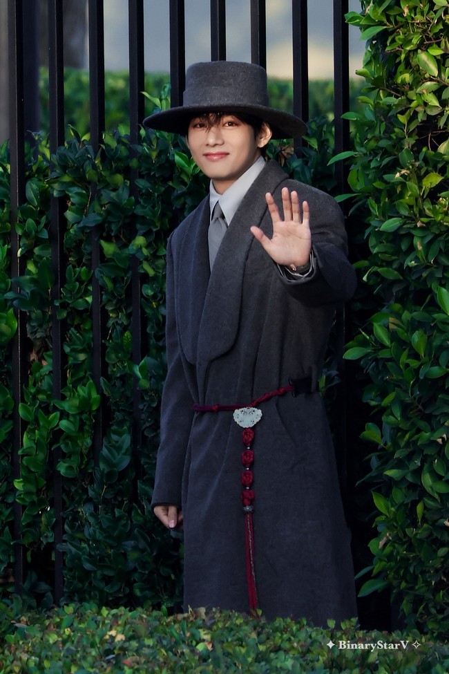Dalam kesempatan itu, V BTS dengan bangga memadukan budaya tradisional Korea dan tren fashion modern lewat gaya berpakaiannya. Ia mengenakan setelan abu-abu, dilengkapi mantel, topi, dan ikat pinggang merah beraksen norigae yang dikenakan raja era Joseon. Foto: Instagram