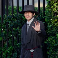 Dalam kesempatan itu, V BTS dengan bangga memadukan budaya tradisional Korea dan tren fashion modern lewat gaya berpakaiannya. Ia mengenakan setelan abu-abu, dilengkapi mantel, topi, dan ikat pinggang merah beraksen norigae yang dikenakan raja era Joseon. Foto: Instagram