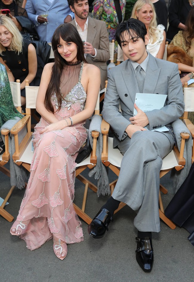 Selama acara berlangsung, V BTS duduk di front row bersama bintang film Materialists, Dakota Johnson. Netizen juga menyorot interaksinya dengan pemeran Elphaba Thropp di film Wicked, Cynthia Erivo. Foto: Instagram