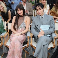 Selama acara berlangsung, V BTS duduk di front row bersama bintang film Materialists, Dakota Johnson. Netizen juga menyorot interaksinya dengan pemeran Elphaba Thropp di film Wicked, Cynthia Erivo. Foto: Instagram
