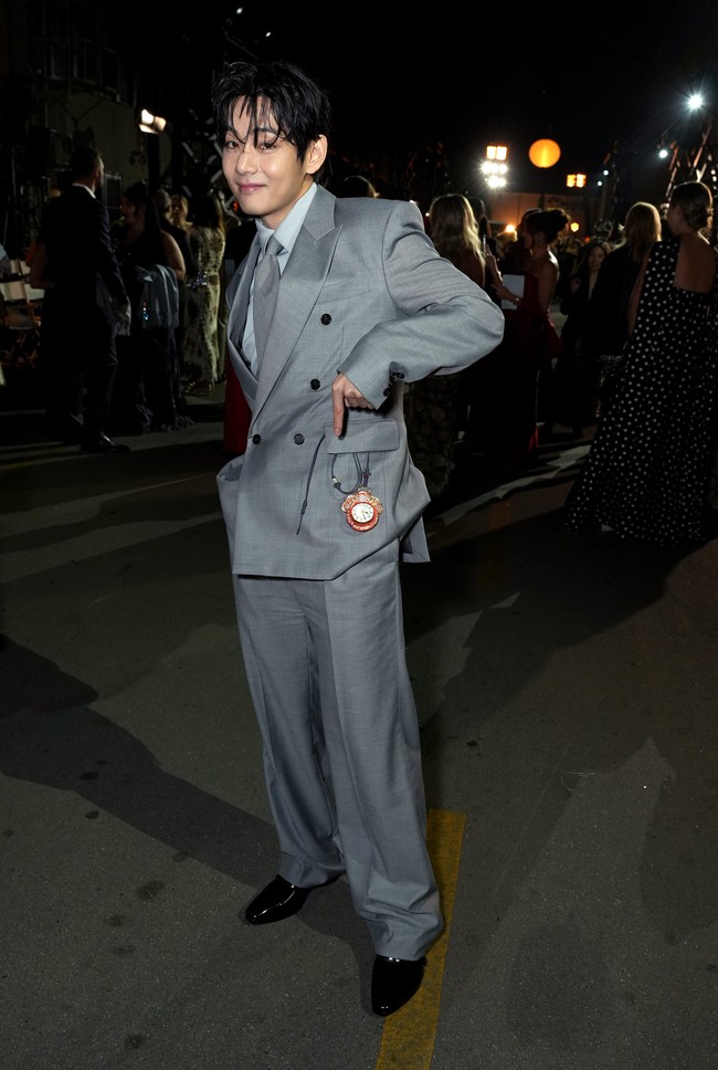 Detail yang tak kalah menarik adalah jam tangan antik dari era Gojong, yang digantungkan di saku setelan V BTS. Foto: Instagram