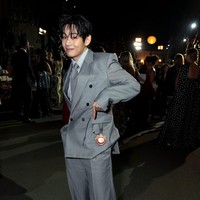 Detail yang tak kalah menarik adalah jam tangan antik dari era Gojong, yang digantungkan di saku setelan V BTS. Foto: Instagram