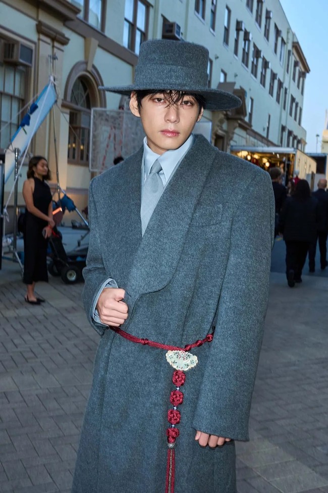 V BTS mencetak sejarah sebagai idol KPop pertama yang hadir di peragaan busana Vogue World: Hollywood, Minggu (26/10/2025) waktu setempat. Foto: Instagram