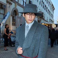 V BTS mencetak sejarah sebagai idol KPop pertama yang hadir di peragaan busana Vogue World: Hollywood, Minggu (26/10/2025) waktu setempat. Foto: Instagram