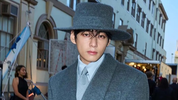 7 Gaya V BTS Tampil Ganteng Maksimal Pakai Hanbok Modern di Vogue World 2025