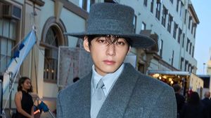 7 Gaya V BTS Tampil Ganteng Maksimal Pakai Hanbok Modern di Vogue World 2025