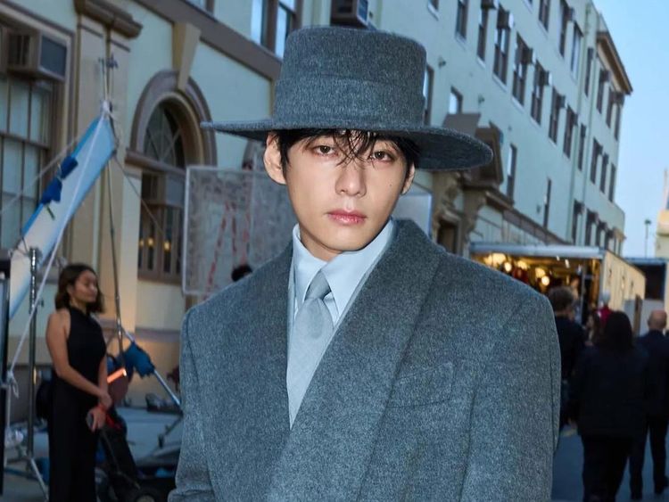 7 Gaya V BTS Tampil Ganteng Maksimal Pakai Hanbok Modern di Vogue World 2025