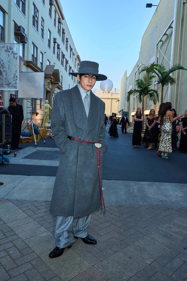 Personel grup KPop BTS itu mendapat undangan langsung dari Anna Wintour, Editor in Chief legendaris Vogue, saat bertemu di peragaan busana CELINE. Foto: Instagram