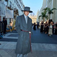 Personel grup KPop BTS itu mendapat undangan langsung dari Anna Wintour, Editor in Chief legendaris Vogue, saat bertemu di peragaan busana CELINE. Foto: Instagram