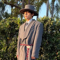 Busana yang dikenakan V BTS merupakan rancangan desainer ternama Korea Selatan, Jaybaek Couture. Penampilannya pun menuai pujian dari sejumlah netizen dari negara asalnya. Foto: Instagram